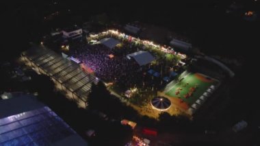 Lviv, Ukrayna - 25 Haziran 2021: Caz festivalinin şehir parkındaki hava görüntüsü