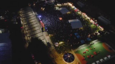 Lviv, Ukrayna - 25 Haziran 2021: Caz festivalinin şehir parkındaki hava görüntüsü