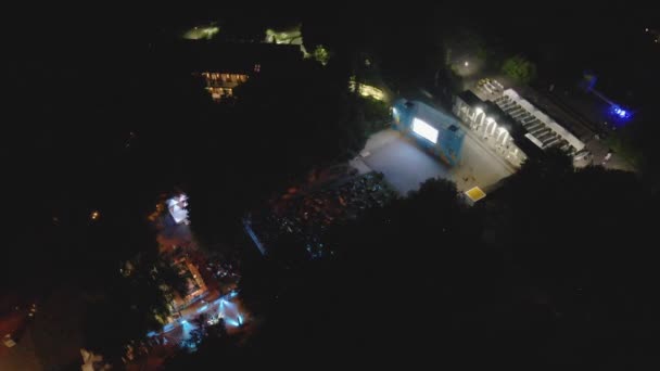 Lviv, Ukraina - 25 juni 2021: Flygfoto över jazzfest i stadens offentliga park — Stockvideo