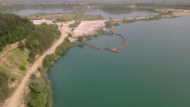 Вид зверху на видобуток піщаного кар'єру висоти — стокове відео