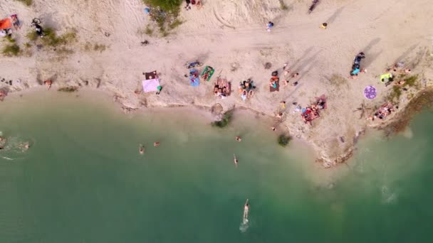 Vanuit de lucht uitzicht op zandstrand bij het meer met blauw water — Stockvideo