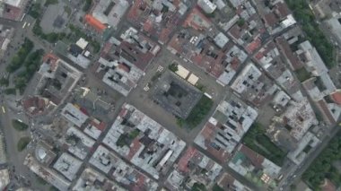 Belediye binasının tam üstünde dönüyorlar.