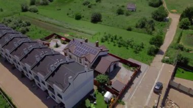 Evin çatısında alternatif elektrik kaynağı güneş panelleri var.