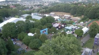 Lviv, Ukrayna - 25 Haziran 2021: Caz festivalinin şehir parkındaki hava görüntüsü