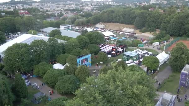 Lviv, Ukraine - 25 juin 2021 : Vue aérienne du festival de jazz dans le parc public de la ville — Video