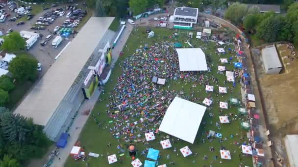 Lviv, Oekraïne - 25 juni 2021: luchtfoto van jazzfeest in stadspark — Stockvideo