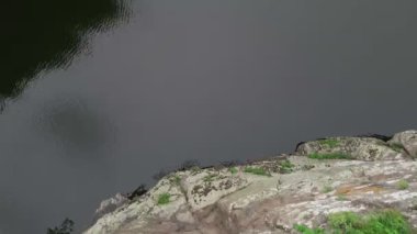 Genç bayan, kanyon manzarasının keyfini çıkarıyor. 