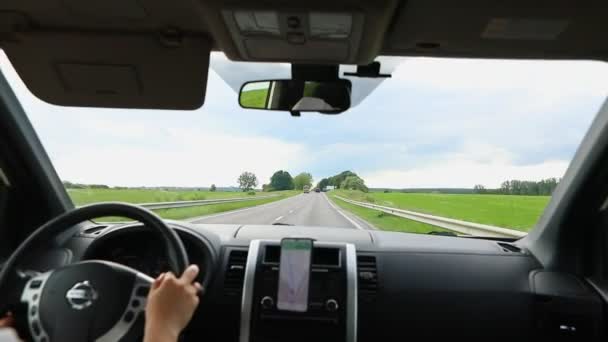 高速公路上开车的妇女 — 图库视频影像