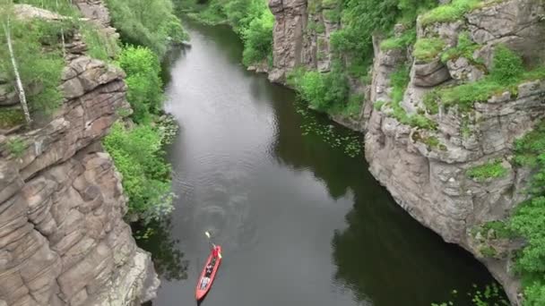 Vista aérea de la gente haciendo kayak por el río en el cañón — Vídeo de stock