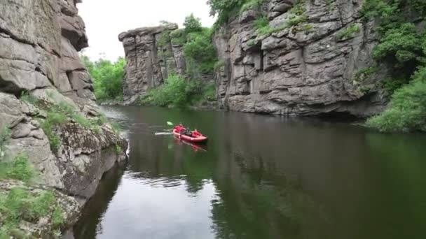 Vista aérea de la gente haciendo kayak por el río en el cañón — Vídeos de Stock