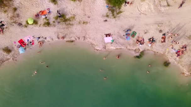 Antik kilátás homokos strand tó kék vízzel — Stock videók