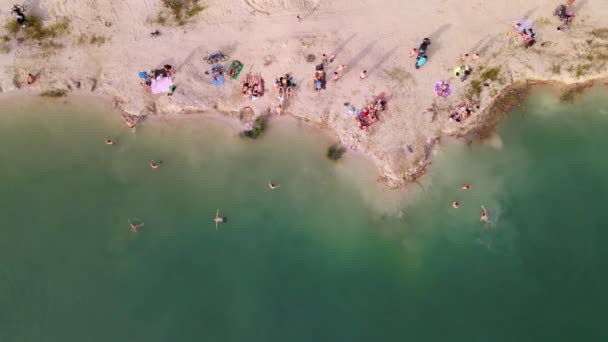 Antenn utsikt över sandstrand vid sjön med blått vatten — Stockvideo