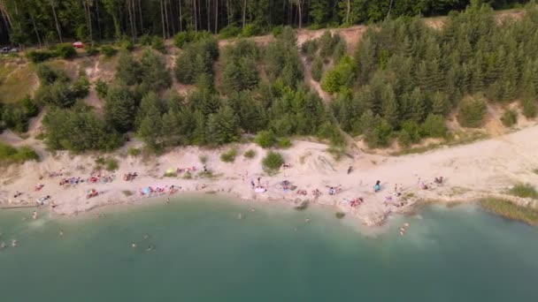 Widok z lotu ptaka piaszczystej plaży nad jeziorem z błękitną wodą — Wideo stockowe
