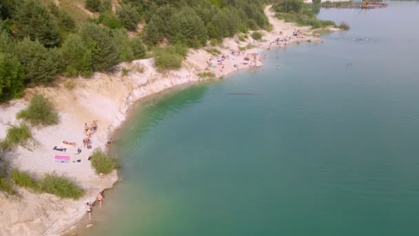 青い水のある湖の砂のビーチの空中ビュー — ストック動画
