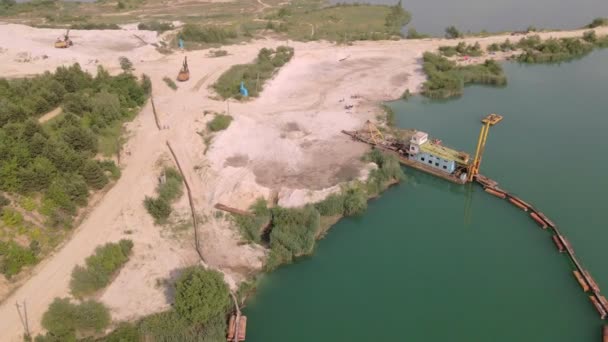 Vista aérea de la extracción de cantera de arena de brea — Vídeo de stock