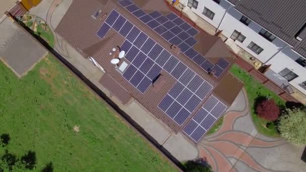 Alternatieve elektriciteitsbron zonnepanelen op het dak van het huis — Stockvideo