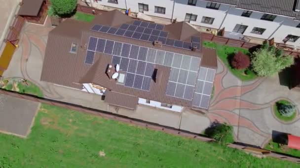 Paneles solares de fuente de electricidad alternativa en el techo de la casa — Vídeos de Stock