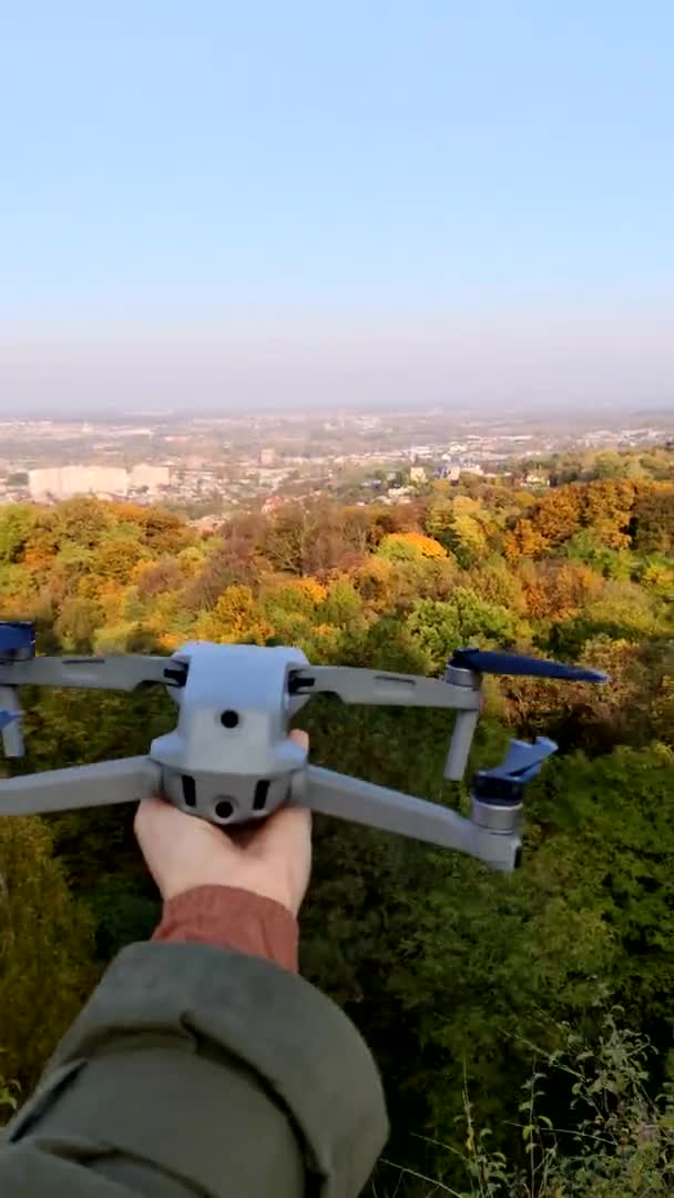Vista del drone iniziare dalla mano — Video Stock