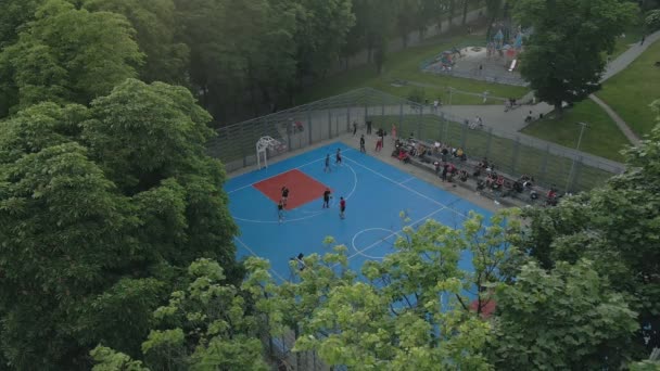 Vista aérea de la cancha de baloncesto en el centro de la ciudad — Vídeo de stock