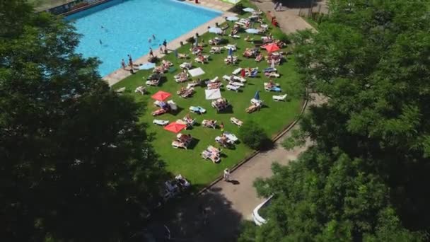 First View of People Sunbathing On Sun Loungers Swimming In Public City Pool — 비디오