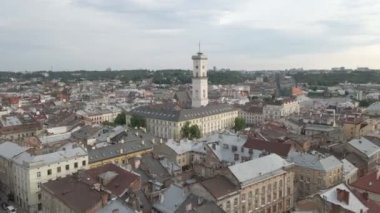 Günbatımında Lviv şehir merkezinin havadan görünüşü