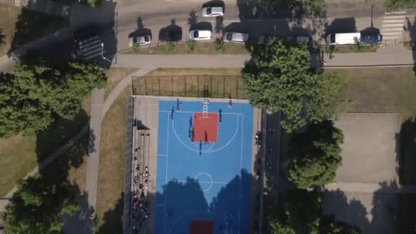 Вид сверху на площадку для уличного баскетбола — стоковое видео