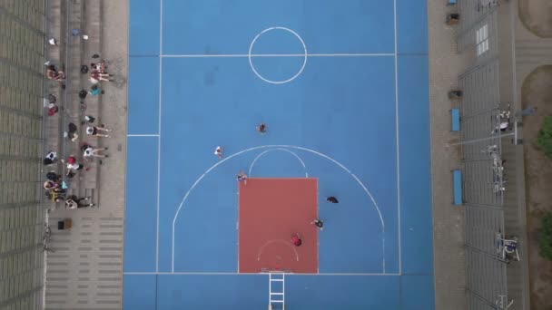 Sokak basketbolu sahasının üst manzarası — Stok video