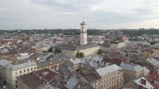 Vista aérea del centro de la ciudad de Lviv al atardecer verano — Vídeos de Stock