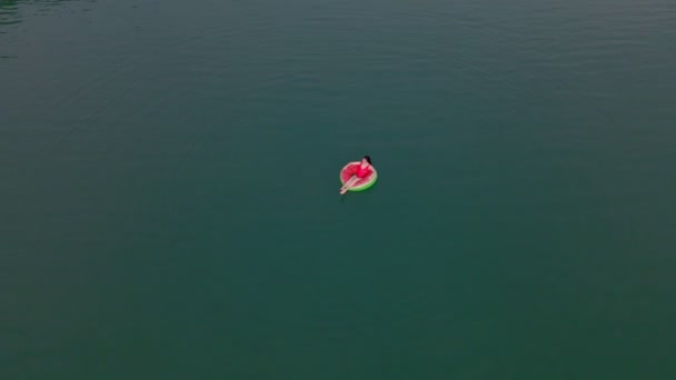 Vista superior de la mujer nadando con el círculo de natación sandía en agua azul — Vídeos de Stock