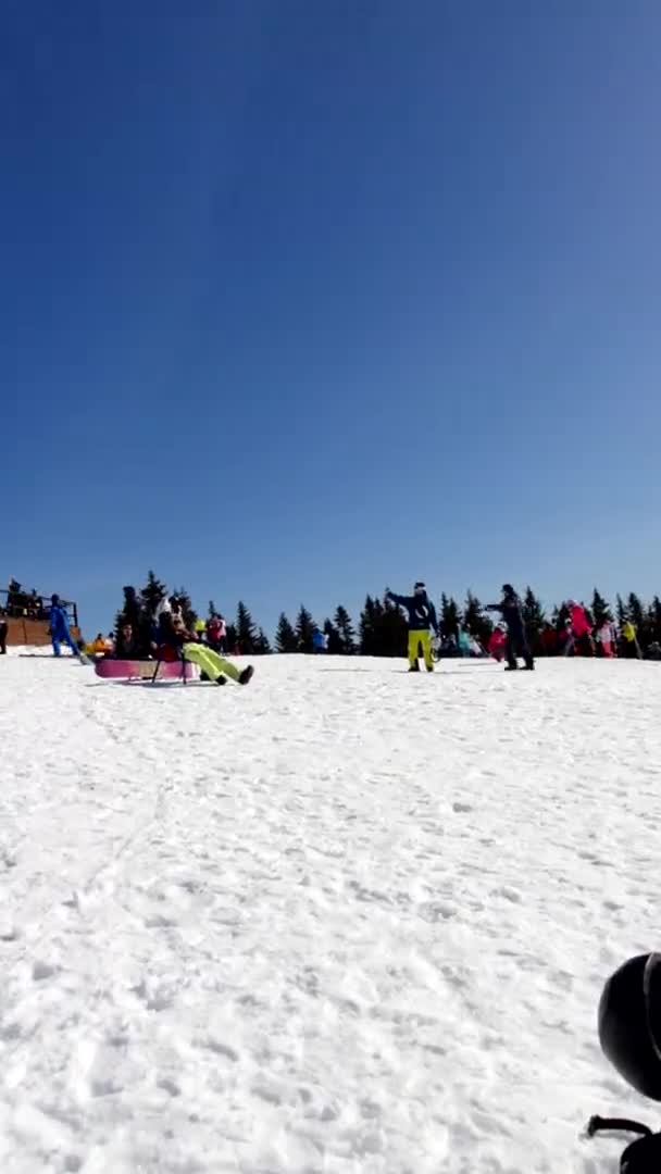 Les gens qui s'amusent au sommet de la colline à la station de ski — Video