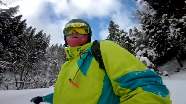 Uomo snowboarder prendendo selfie mentre scivola giù da pendio — Video Stock