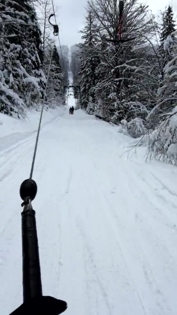 Skieur utilisant le télésiège pour obtenir le sommet de la pente — Video