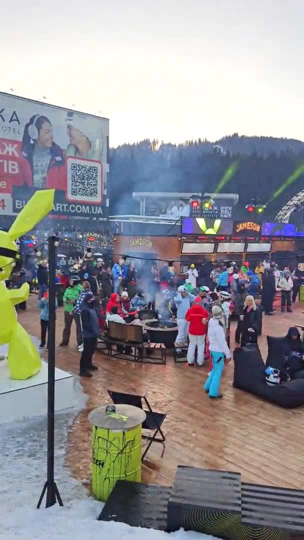 Bukovel, Ucrania - 20 de febrero de 2021: fiesta de baile después del día de snowboard en la pista de esquí — Vídeos de Stock