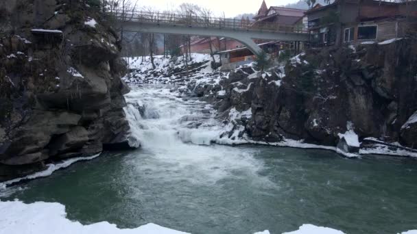 Вид на зимний водопад — стоковое видео