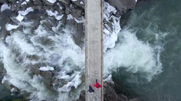 Turistas en el puente sobre la cascada — Vídeos de Stock