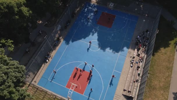 Bovenaanzicht van de basketbalsite — Stockvideo