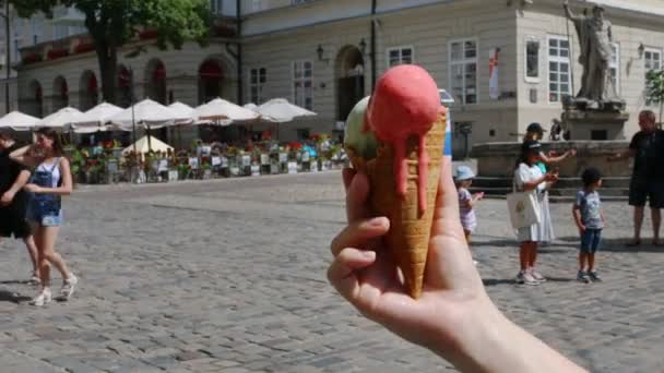 Helado cono de fusión en la mano — Vídeo de stock