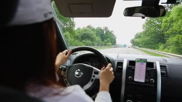 Frau fährt Auto auf Schnellstraße — Stockvideo
