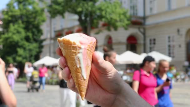 Конус мороженого тает в руке — стоковое видео