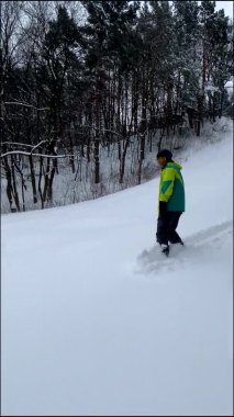 Pudra üzerinde snowboardçu