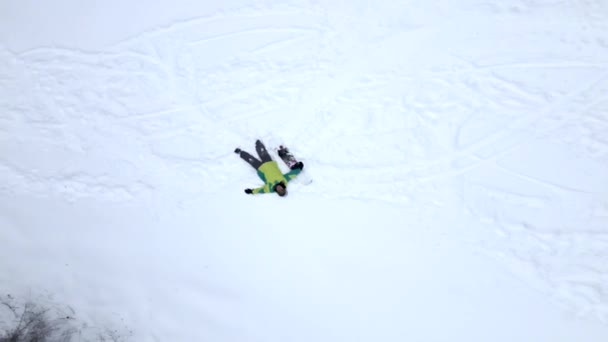 Homem subindo pela colina nevada com snowboard — Vídeo de Stock