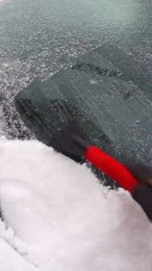 Hurdacıyla buz arabasının ön camını temizliyorum.