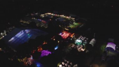 Lviv, Ukrayna - 25 Haziran 2021: Caz festivalinin şehir parkındaki hava görüntüsü