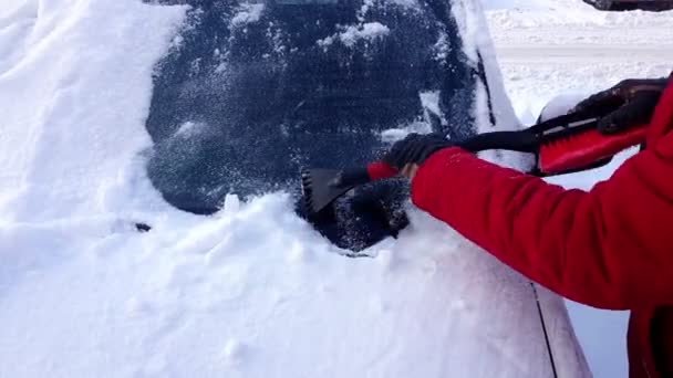 Auto mit Bürste von Schnee befreien — Stockvideo