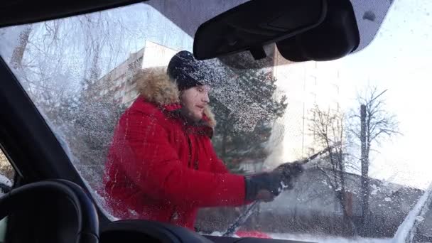 Man reinigt auto ruitenwissers van ijs — Stockvideo