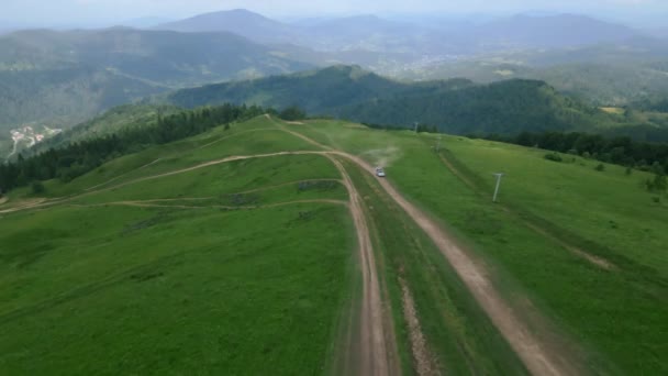 Panoramisch uitzicht vanuit de lucht op de Karpaten ukraine — Stockvideo