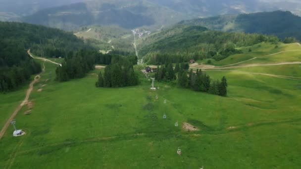 Vue aérienne du télésiège en montagne été — Video