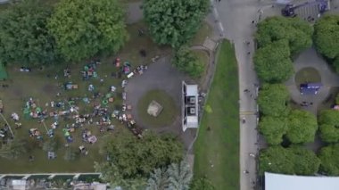 Lviv, Ukrayna - 25 Haziran 2021: Caz festivalinin şehir parkındaki hava görüntüsü