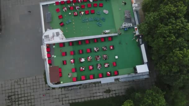 Cinema în aer liber pe acoperișul clădirii — Videoclip de stoc