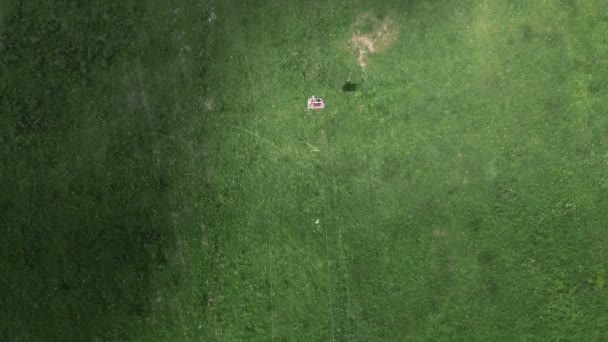 Luftaufnahme des Sesselliftes in den Sommerbergen — Stockvideo